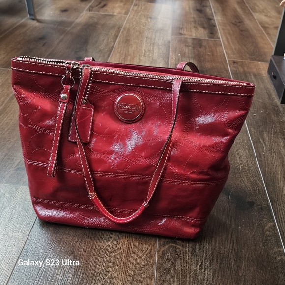COACH F15142 Patent Leather Signature C Tote - Picture 3 of 16